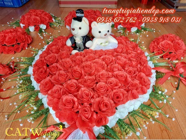 Tổng thể xe ô tô được trang trí hoa cưới rực rỡ trong ngày rước dâu