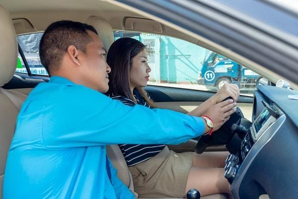 Học viên học lái xe ô tô B2 tại Lạng Sơn đang thực hành trên sân tập hiện đại