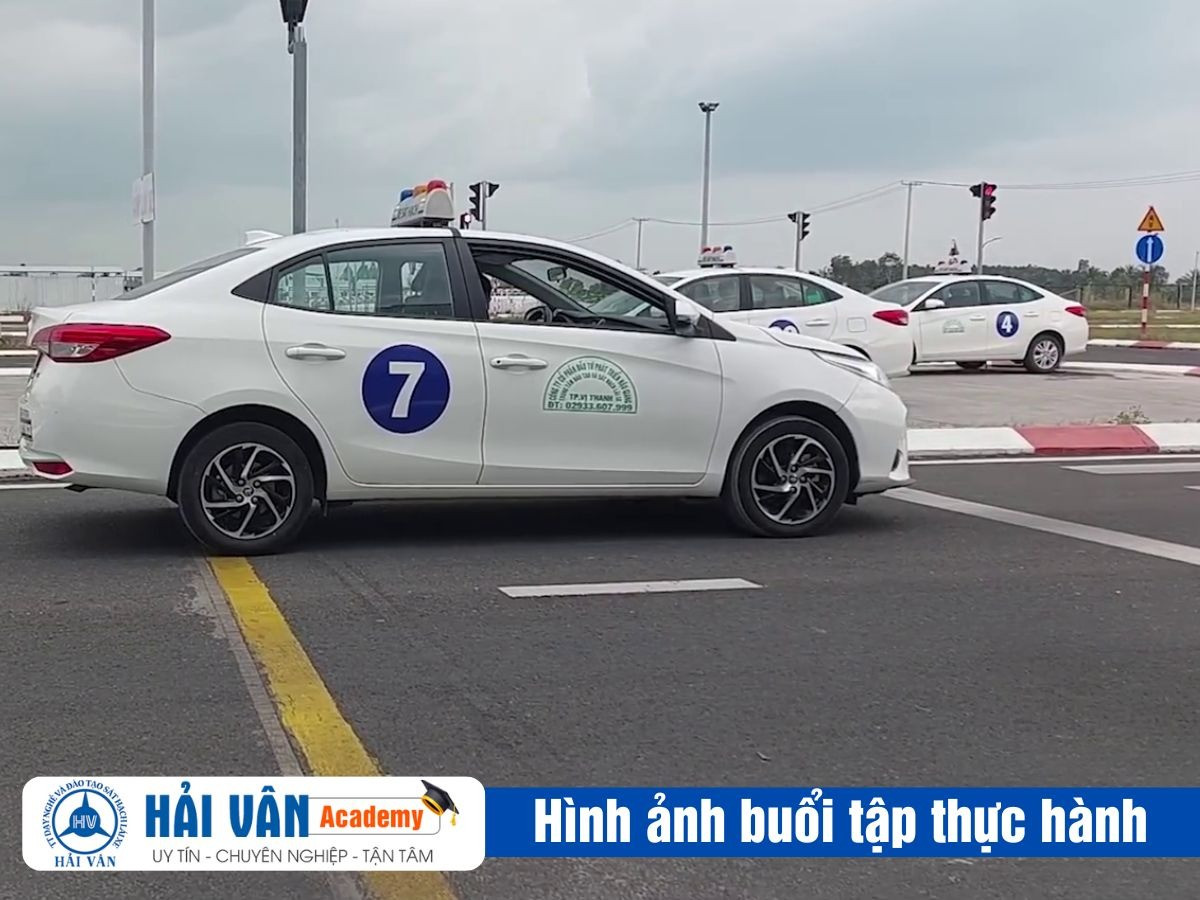Hình ảnh xe tập lái trong quá trình học bằng lái ô tô tại Hà Tĩnh