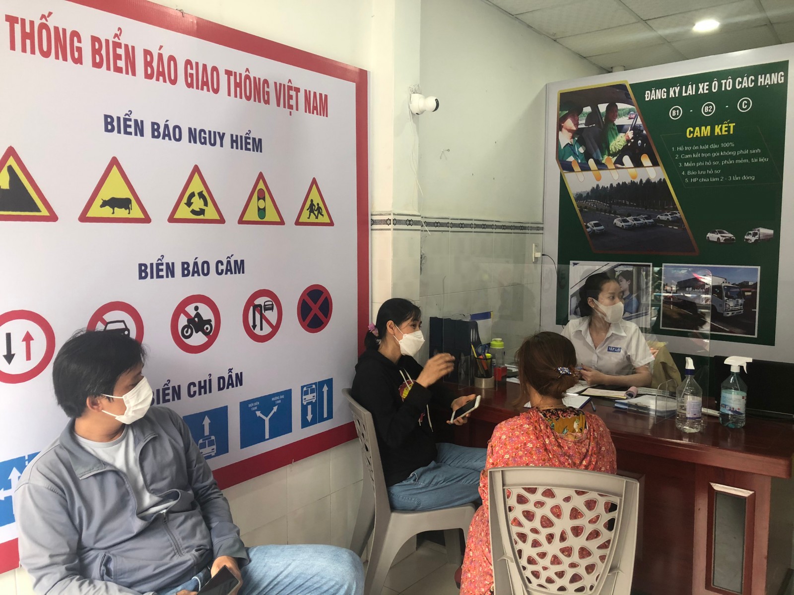 Học viên tập lái xe ô tô tại sân tập Bình Dương