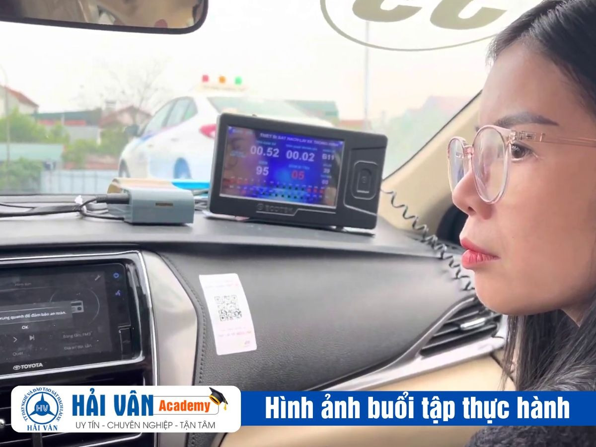 Giáo viên tận tâm hướng dẫn học viên học lái xe ô tô tại Hà Tĩnh