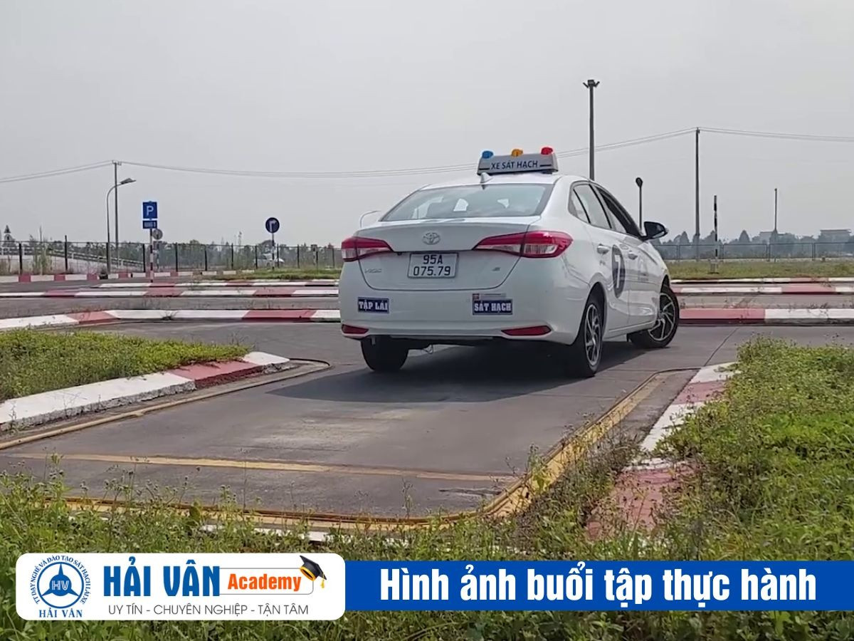 Cơ sở vật chất và xe tập lái đời mới cho khóa học bằng lái xe ô tô tại Hà Tĩnh