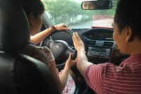Học viên đang tập lái xe ô tô thực hành trên đường, chuẩn bị cho kỳ thi sau khóa học lái xe ô tô
