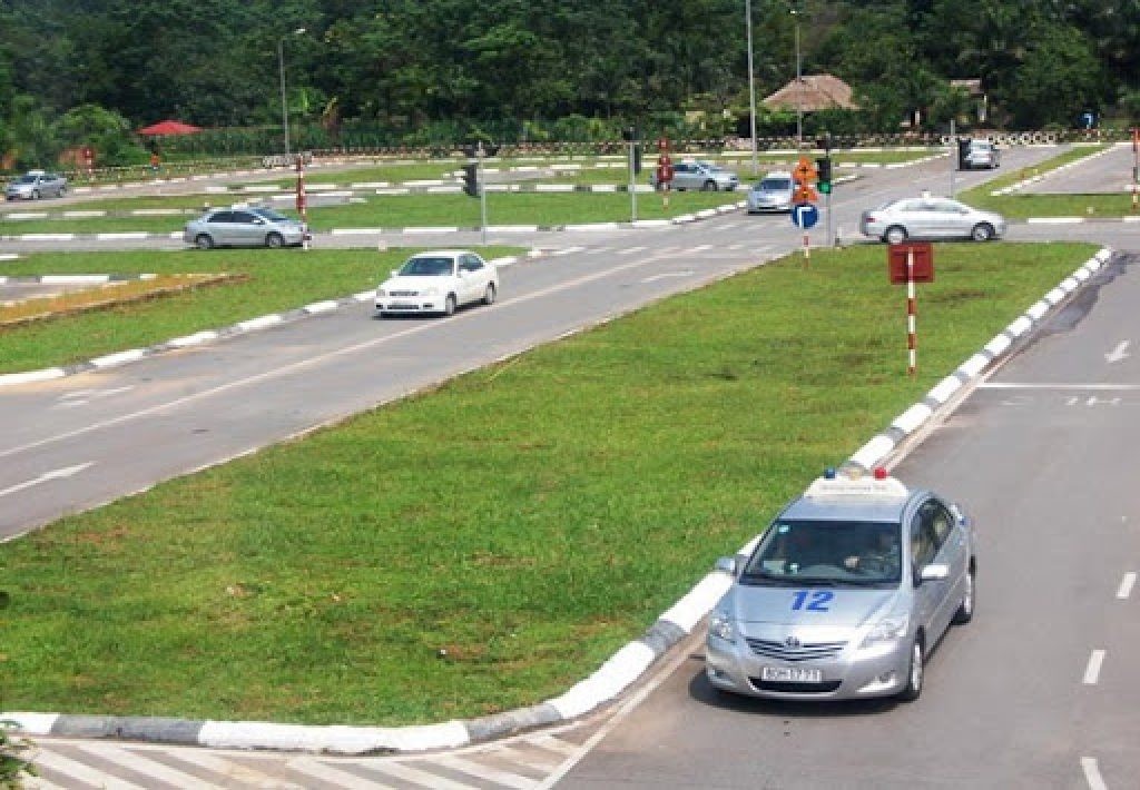 Học viên tìm hiểu chi phí học lái xe ô tô tại trung tâm Hội An