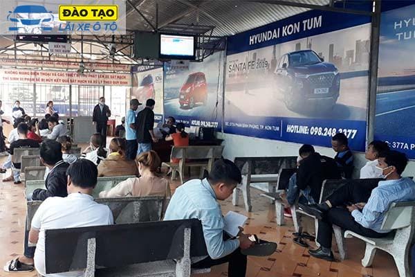 Học viên tìm hiểu thông tin học phí học lái xe ô tô Thanh Hoá