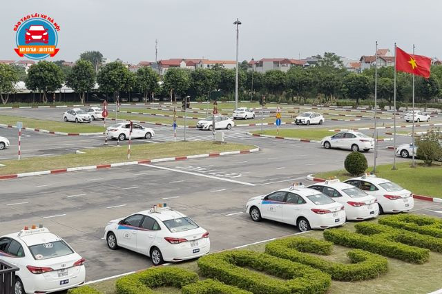 Các khóa học bằng lái xe đa dạng tại Trung Tâm Đào Tạo Lái Xe Hà Nội, đáp ứng nhu cầu đăng ký xe ô tô quận Long Biên.