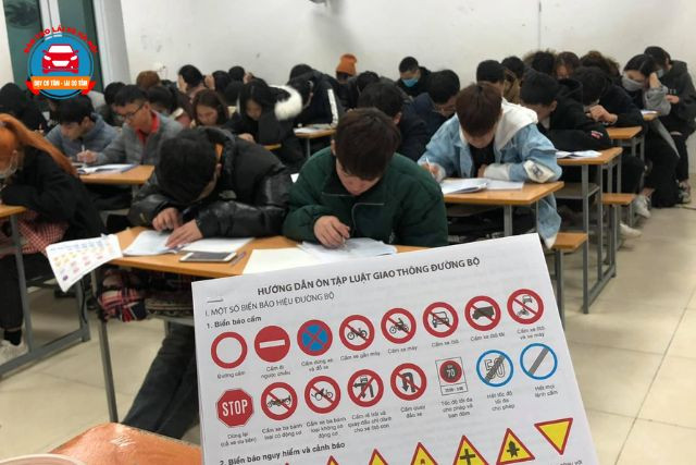 Lớp học lý thuyết chuyên nghiệp tại trung tâm, nền tảng vững chắc cho việc đăng ký xe ô tô quận Long Biên.