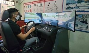 Học lái xe ô tô trên cabin mô phỏng hiện đại giúp nâng cao kỹ năng phản xạ