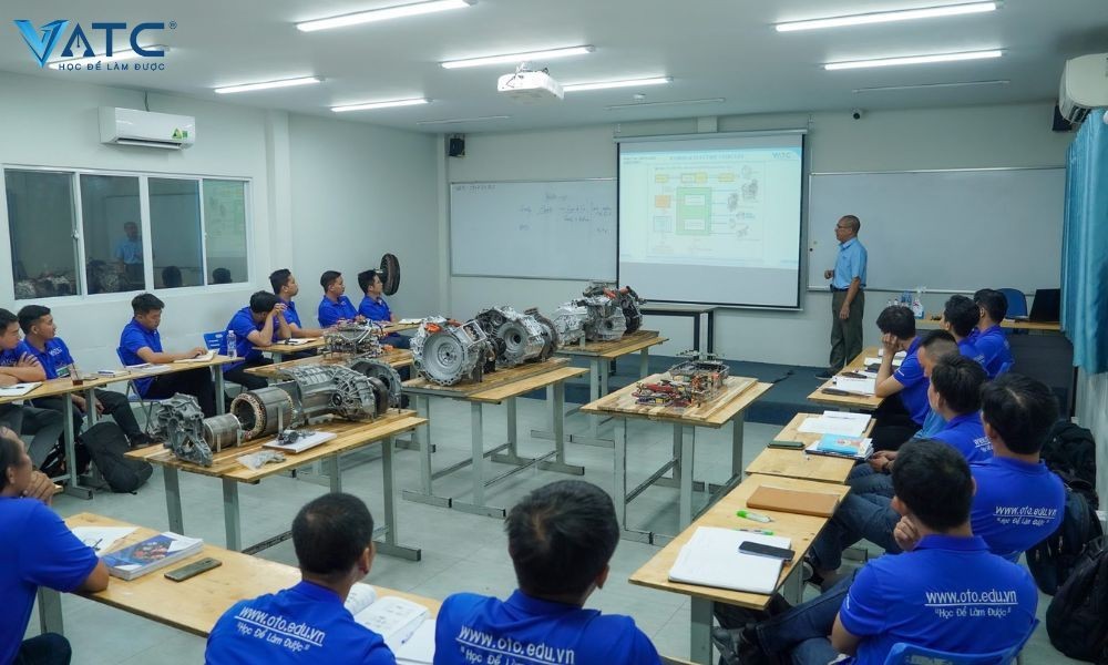 Giảng viên hướng dẫn đa dạng đối tượng học viên trong khóa học điện xe ô tô, thể hiện tính phù hợp.