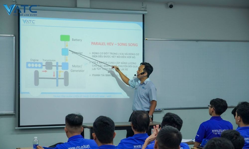 Kỹ thuật viên đang thực hành trên động cơ xe điện, minh họa cơ hội nghề nghiệp trong khóa điện xe ô tô.
