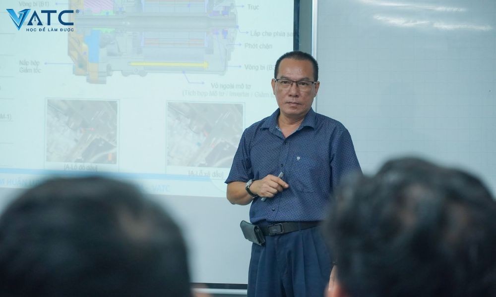 Học viên thực hành với thiết bị hiện đại tại VATC, chứng minh chất lượng đào tạo khóa điện xe ô tô.