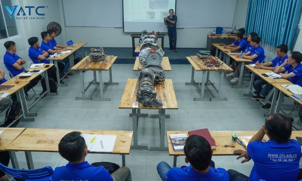 Học viên thực hành sửa chữa hệ thống xe hybrid, cập nhật kiến thức chuyên sâu về khóa điện xe ô tô.