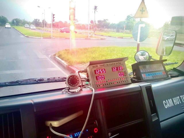 Học viên thực hành lái xe chip trên sân sát hạch để làm quen với bài thi và hệ thống chấm điểm