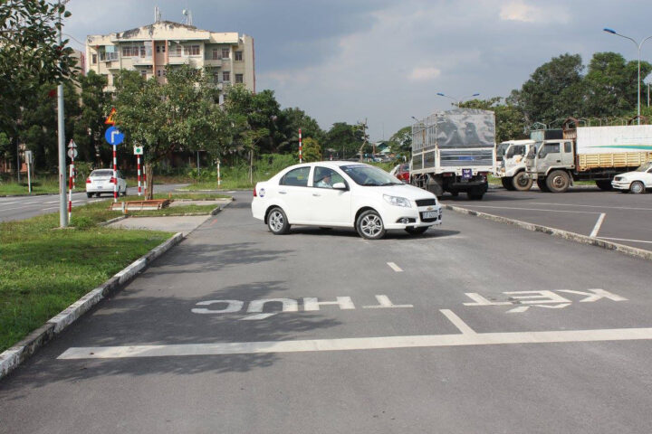 Một học viên đang thực hành lái xe trên sân tập