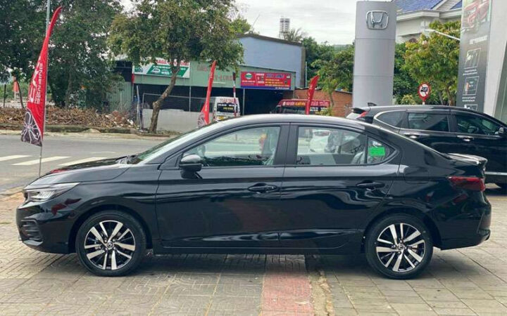 Thân xe Honda City RS màu đỏ với đường nét thể thao