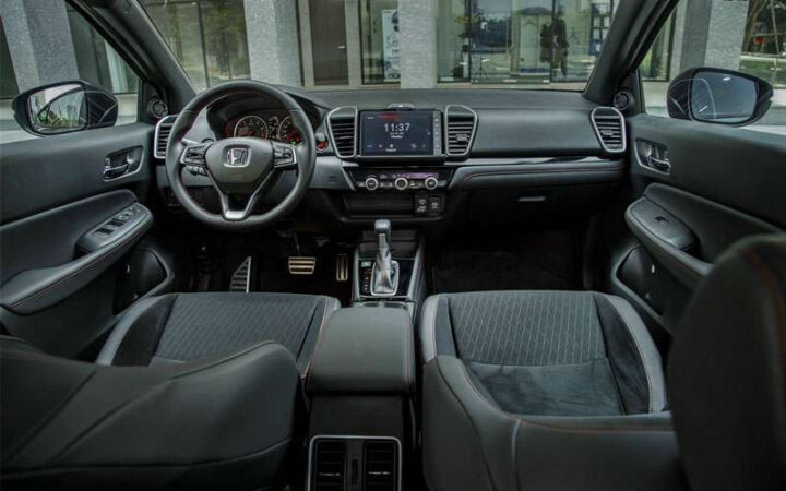 Khoang lái xe Honda City RS với thiết kế thể thao và tiện nghi
