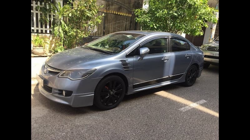 Mẫu xe ô tô Honda Civic 2007 độ đẹp với bộ vành hợp kim thể thao và màu sơn ngoại thất bắt mắt