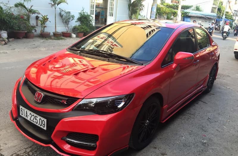 Góc nhìn phía sau của mẫu xe ô tô Honda Civic 2007 đã được độ, nổi bật với cản sau mạnh mẽ và ống xả kép