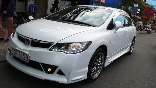 Mẫu xe ô tô Honda Civic 2009 độ với phong cách hiện đại, cải tiến đáng kể về ngoại thất và đèn pha