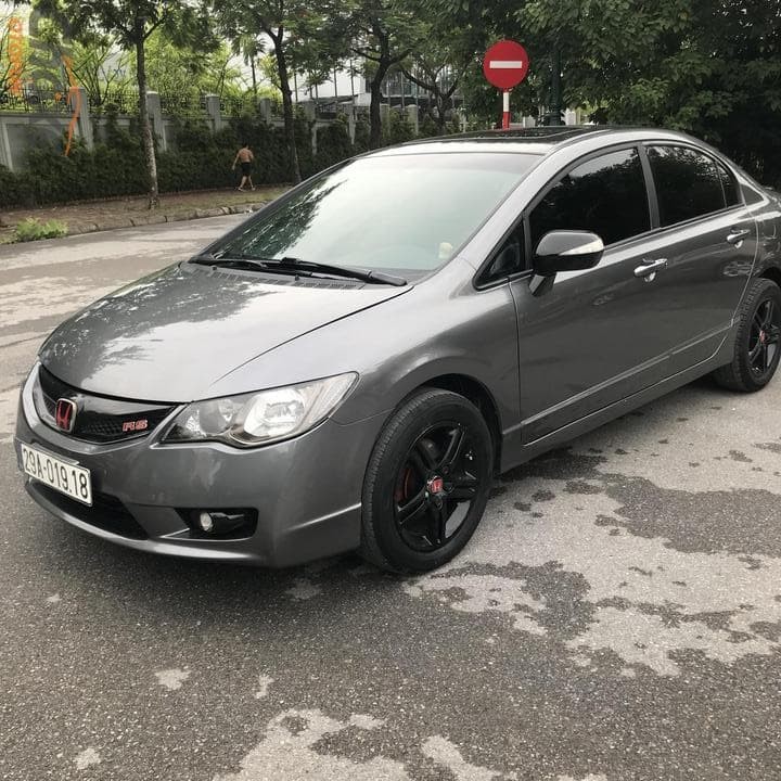 Hình ảnh xe ô tô Honda Civic 2010 đã được độ, thể hiện sự mạnh mẽ và thể thao qua các chi tiết ngoại thất