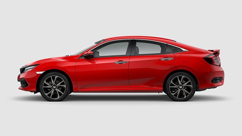 Hình ảnh chi tiết phần đầu của mẫu xe ô tô Honda Civic RS độ với cụm đèn LED sắc sảo và lưới tản nhiệt thể thao