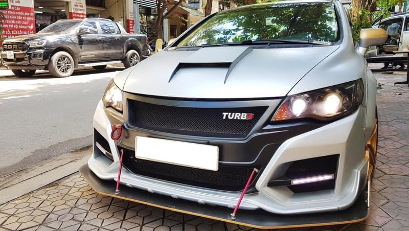 Một góc nhìn khác về mẫu xe ô tô Honda Civic độ, nhấn mạnh vào chi tiết mâm xe và hệ thống phanh hiệu suất cao