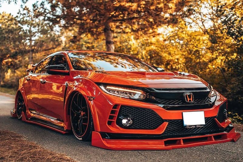 Mẫu xe ô tô Honda Civic màu đen được độ body kit thể thao, tăng tính khí động học và vẻ ngoài mạnh mẽ