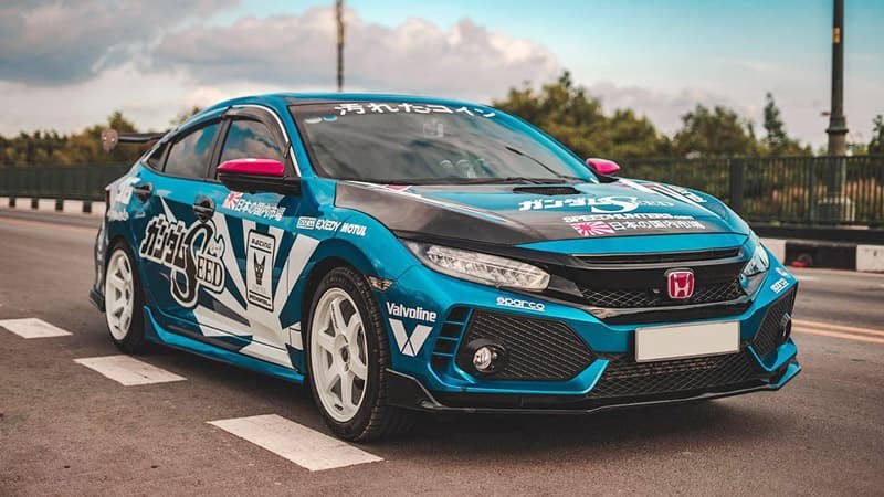 Mẫu xe ô tô Honda Civic độ kiểu dáng mạnh mẽ, với cánh gió sau lớn và bộ khuếch tán khí động học