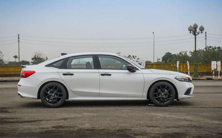 Thân xe Honda Civic RS bề thế và cuốn hút