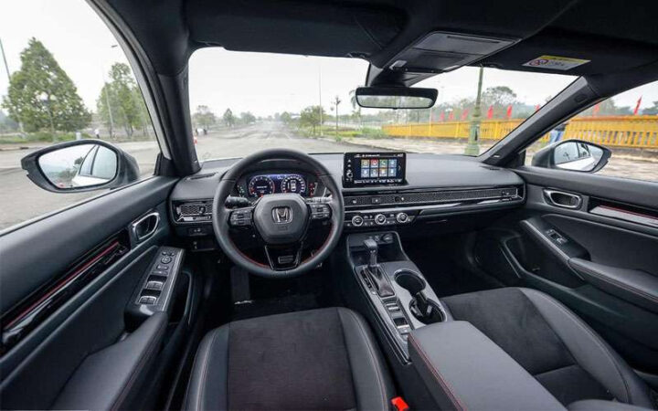 Khoang lái xe Honda Civic RS rộng rãi và công nghệ cao