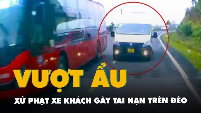 Hiện trường vụ va chạm giữa xe khách và ô tô 7 chỗ đang được lực lượng chức năng xử lý