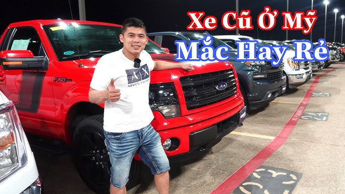 Khách hàng đang kiểm tra chi tiết một chiếc xe tại bãi xe ô tô cũ