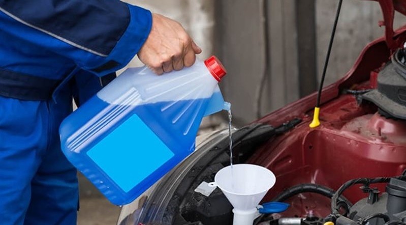 Dung dịch nước rửa kính xe ô tô đậm đặc cần pha loãng trước khi sử dụng