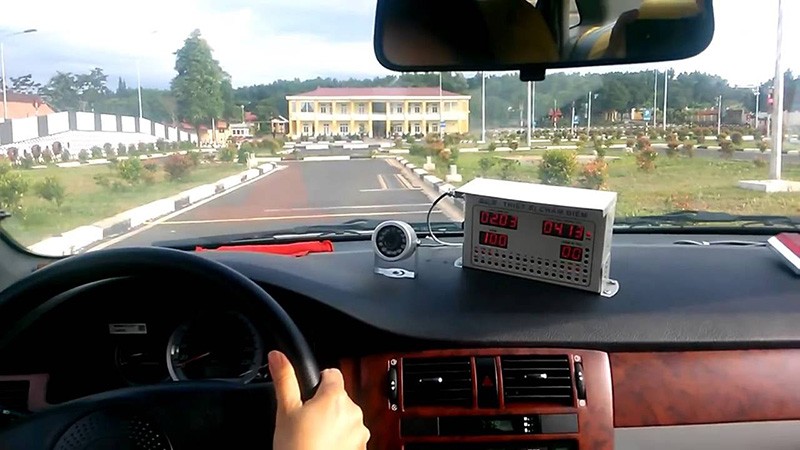 Tập lái xe qua vệt bánh xe và đường vuông góc