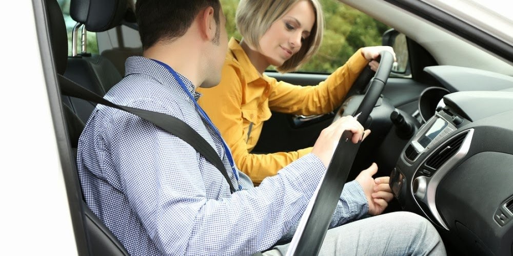 Học viên thực hành cầm lái vô lăng chuẩn xác