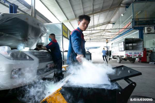 Cận cảnh chi tiết khoang máy ô tô được bảo dưỡng tại gara