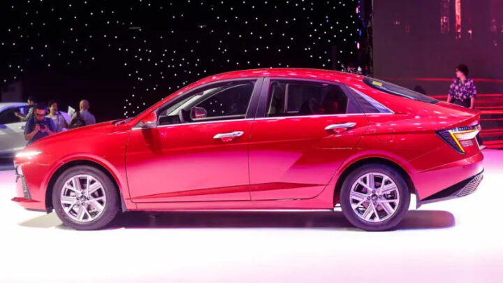 Thân xe Hyundai Accent với đường nét thể thao, đánh giá giá xe ô tô Accent