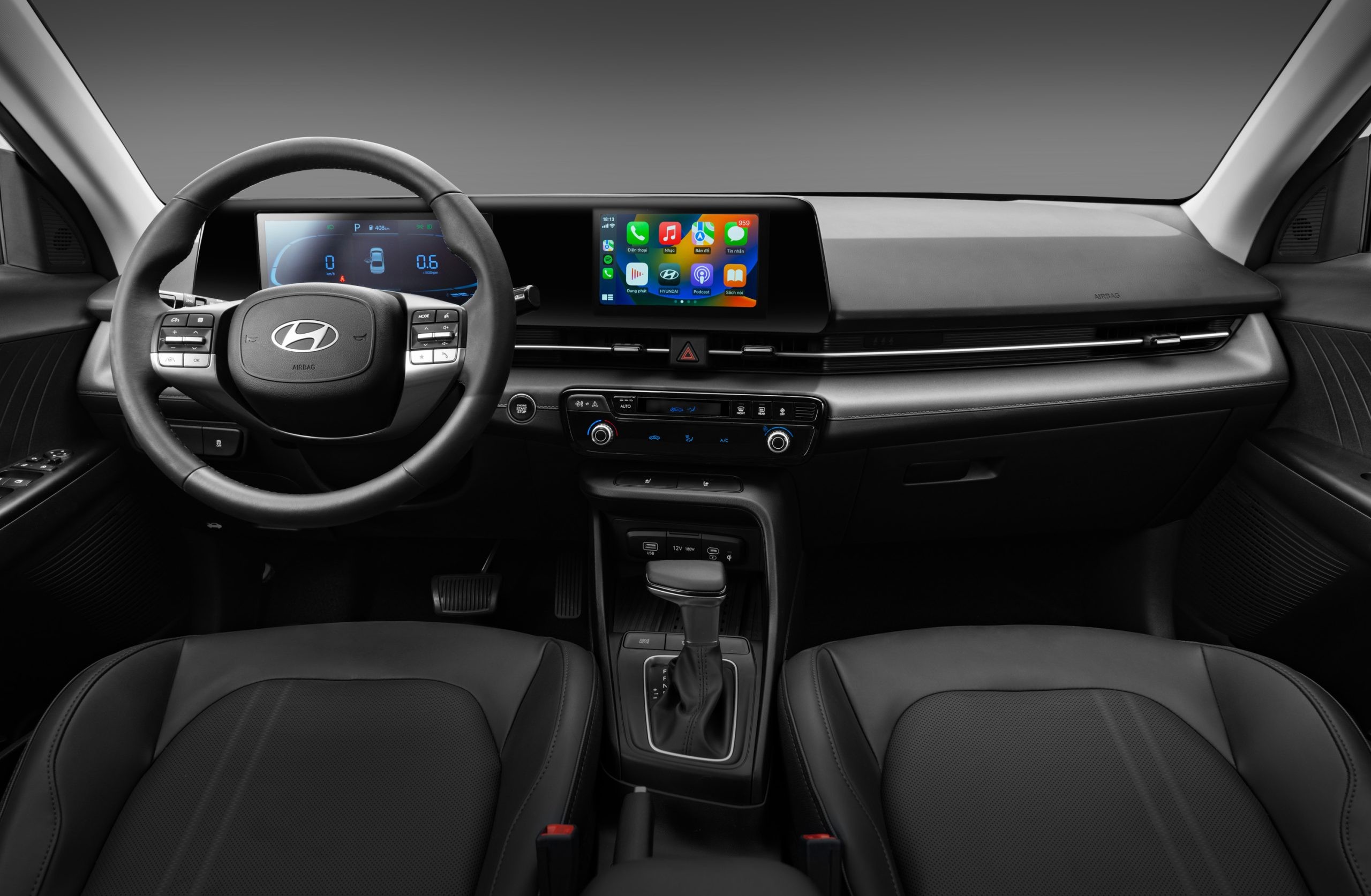Nội thất hiện đại của Hyundai Accent 2025 với màn hình giải trí và ghế da cao cấp, ảnh hưởng đến phân khúc giá xe ô tô Accent lăn bánh.