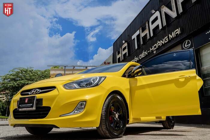 Xe Hyundai Accent với màu sơn xe ô tô mới sau quá trình đổi màu hoàn chỉnh