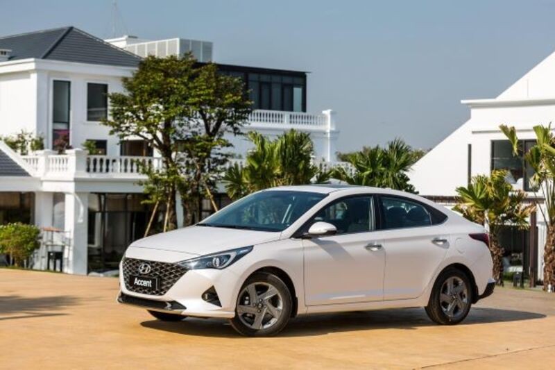 Hình ảnh tổng thể xe ô tô gầm thấp Hyundai Accent màu bạc.