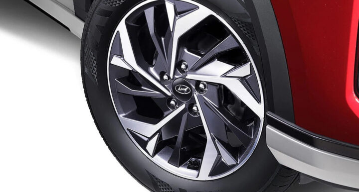 Vành hợp kim 17 inch thiết kế 2 tông màu của Hyundai Creta, một yếu tố trong giá xe ô tô Creta