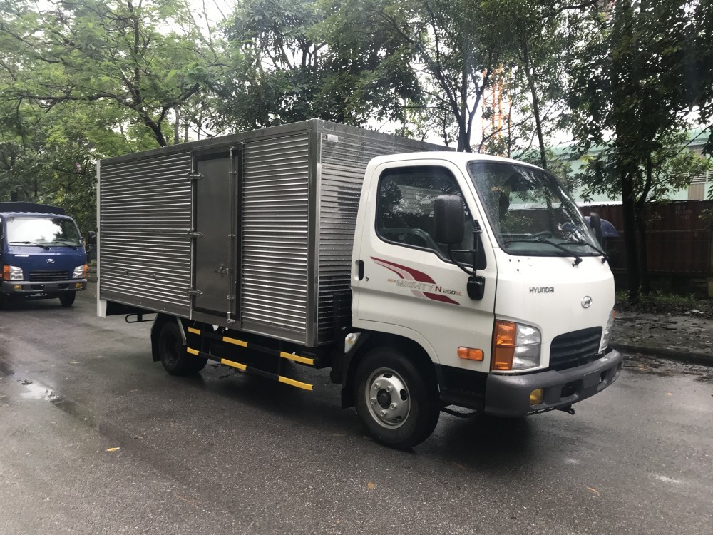 Xe ô tô chở hàng Hyundai N250SL với thiết kế thùng kín bảo vệ hàng hóa tối ưu