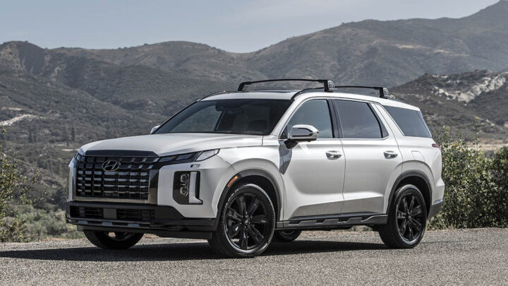 Hình ảnh một chiếc Hyundai Palisade màu bạc sang trọng, thể hiện sự mạnh mẽ và tiện nghi, là lựa chọn cao cấp cho người mua xe ô tô Hyundai Thái Nguyên