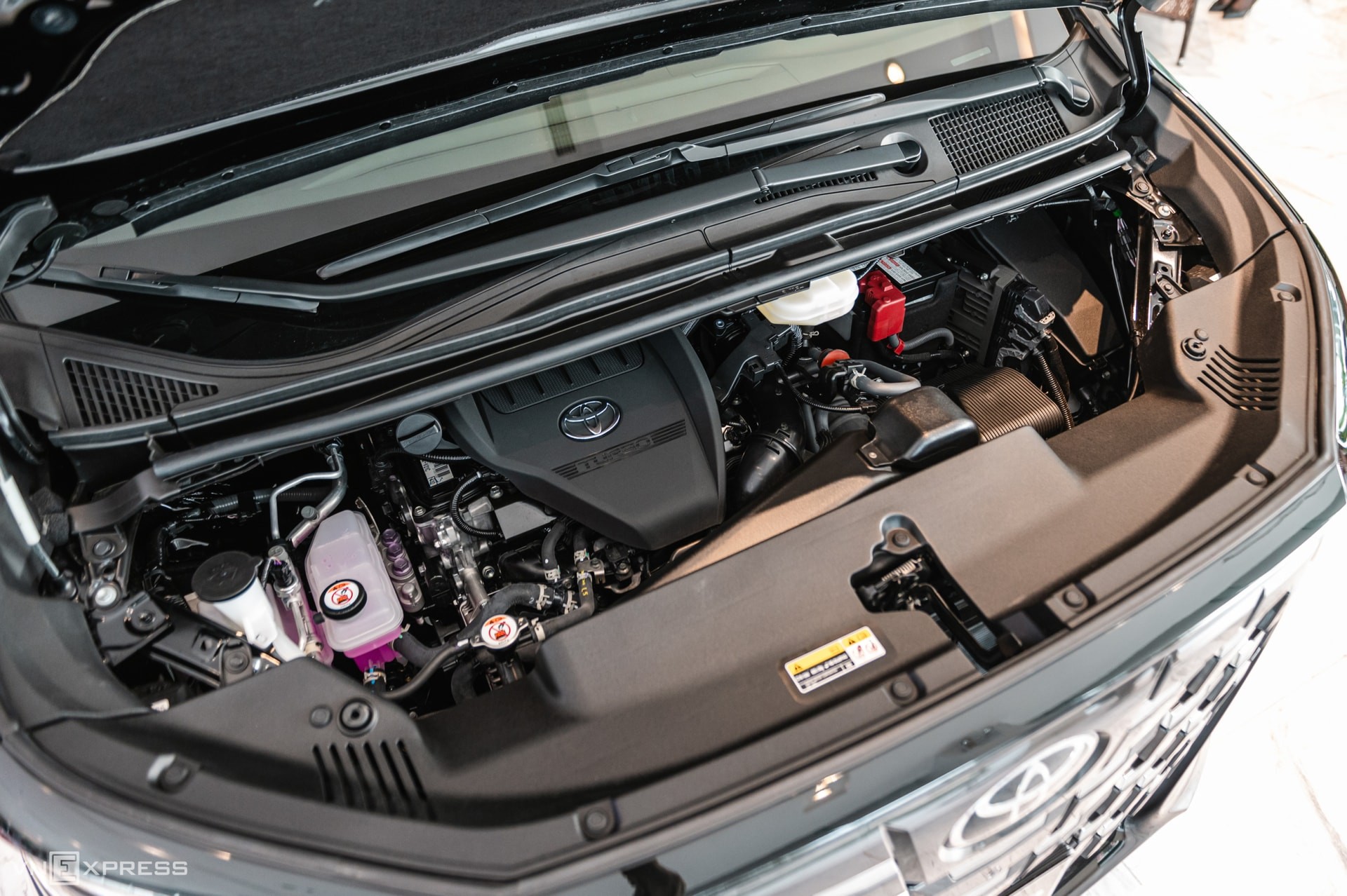 Cận cảnh khối động cơ mạnh mẽ của xe ô tô Alphard, yếu tố then chốt quyết định hiệu suất và ảnh hưởng đến giá xe ô tô Alphard.