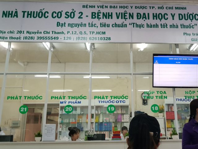 Hình ảnh cổng vào và khu vực soát vé của bãi đỗ xe ô tô tại Bệnh viện Đại học Y Dược.