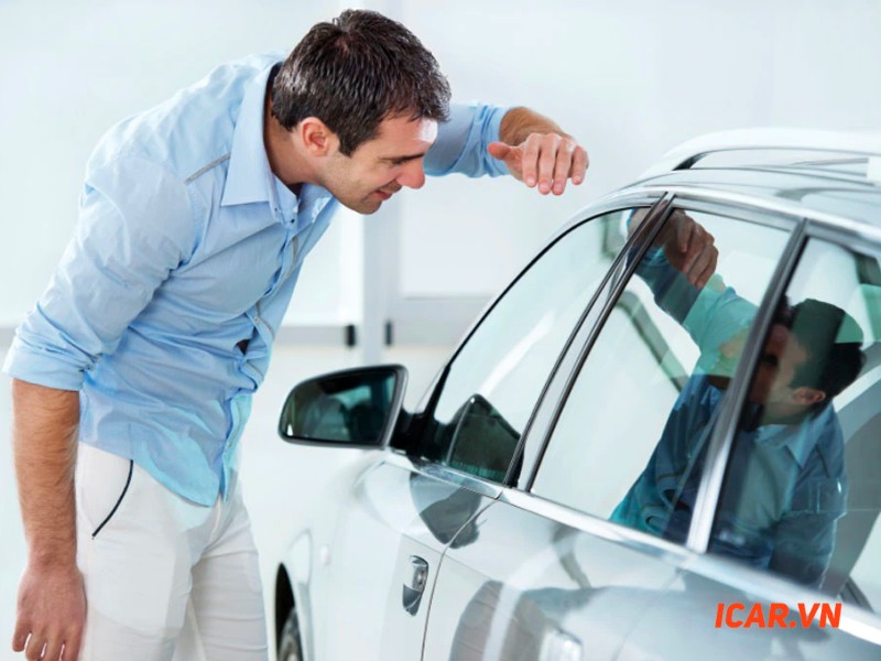 Chuyên gia đang kiểm tra tỉ mỉ lớp sơn và các chi tiết ngoại thất khi chọn xe ô tô cũ.