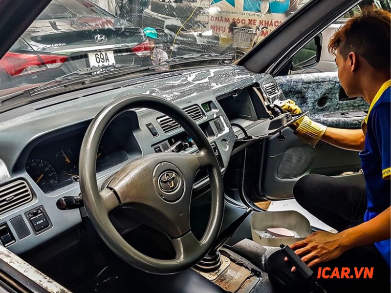 Nội thất xe được kiểm tra kỹ lưỡng, đảm bảo mọi chức năng hoạt động tốt khi chọn mua xe ô tô cũ.