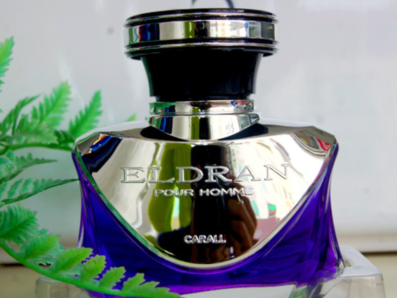 Lọ nước hoa Eldran Rich Bloom của Nhật Bản với kiểu dáng hiện đại, mang đến hương thơm tự nhiên và thư giãn cho không gian xe hơi.