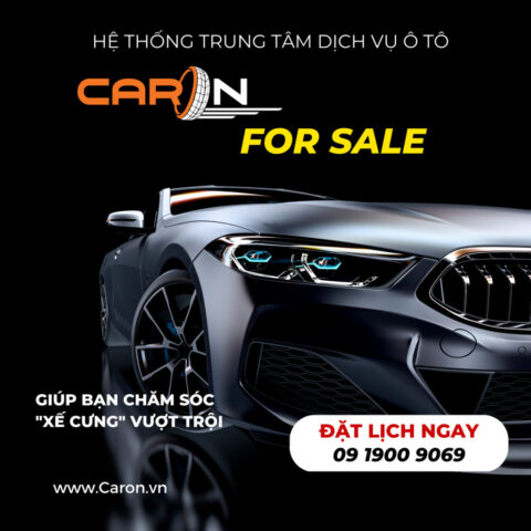 Kỹ thuật viên đang kiểm tra động cơ ô tô
