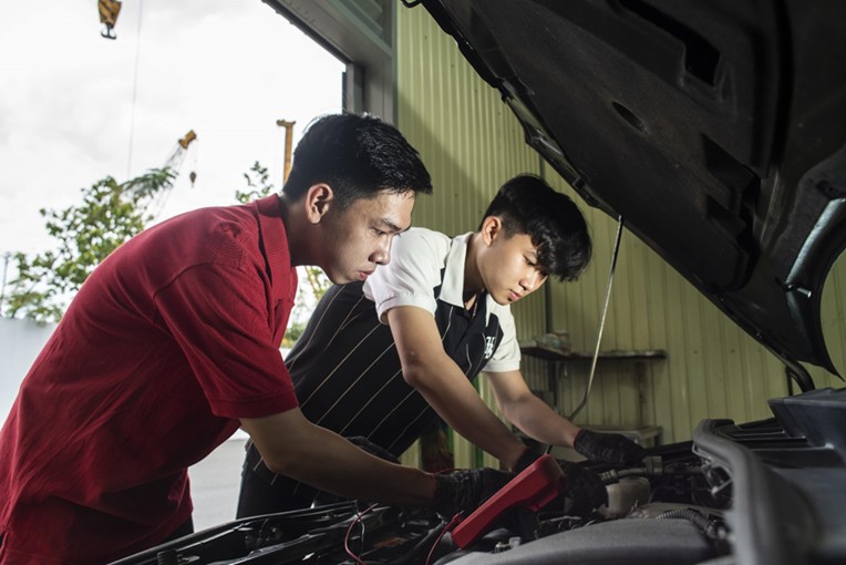 Sinh viên ngành công nghệ kỹ thuật ô tô thực hành chẩn đoán trên xe thật